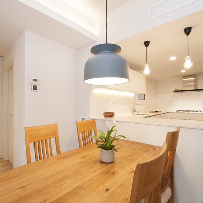 Comedor con lámpara colgante de estilo industrial