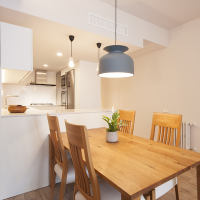 Comedor con mesa y sillas de madera