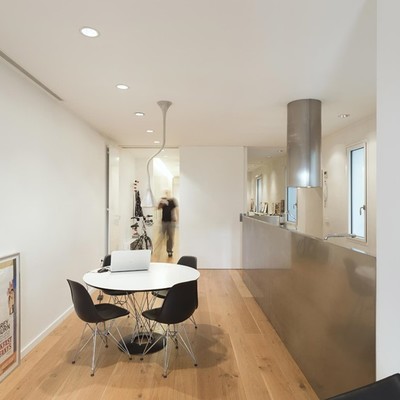 Comedor con muro revestido en acero inoxidable