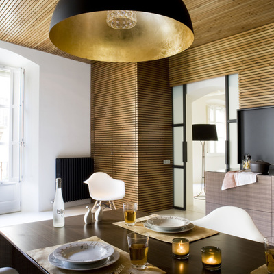 Comedor con revestimiento de madera