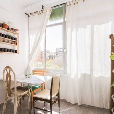 Comedor con ventanal y huerto vertical