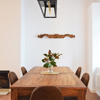 Comedor junto a la chimenea