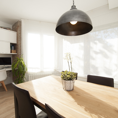 Comedor y estudio en el salón