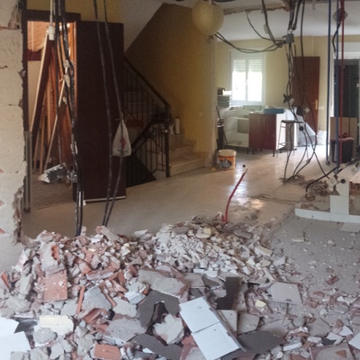 Obras realizadas para hacer cocina abierta al salón.