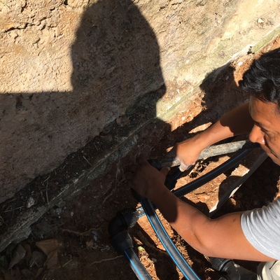 Cambio de sitio tubería de suministro de agua de vivienda.