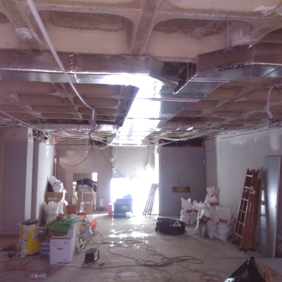 Instalación de conductos en una oficina de Barcelona