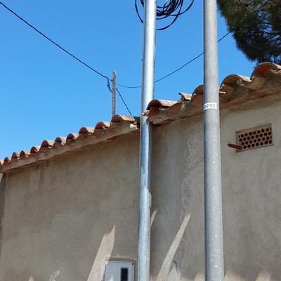 Instal.lació per escomesa aèrea, per alimentar un garatge.