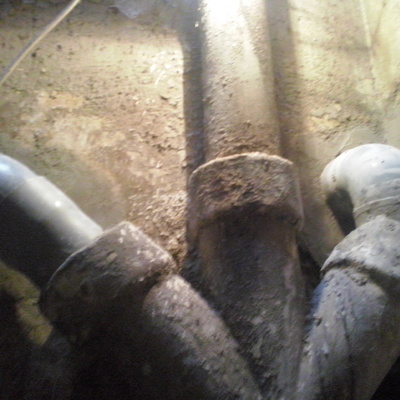 Instalación de desagües de baño conexionando en bajante general de fibrocemento.