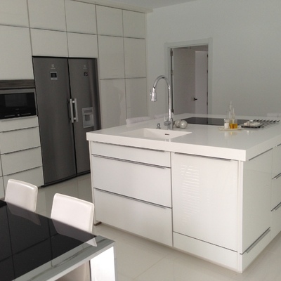 CONJUNTO DE COLUMNAS I ISLA. PUERTAS DE CRISTAL