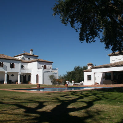 Conjunto de vivienda y casa de invitados