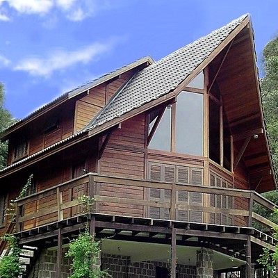 Construcción de viviendas y negocios exteriores en madera tropical