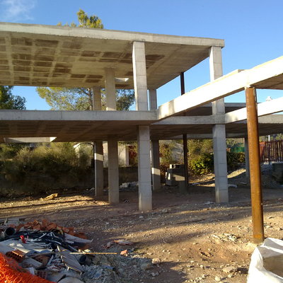 Construcción casa unifamiliar con acabado estilo ibizenco