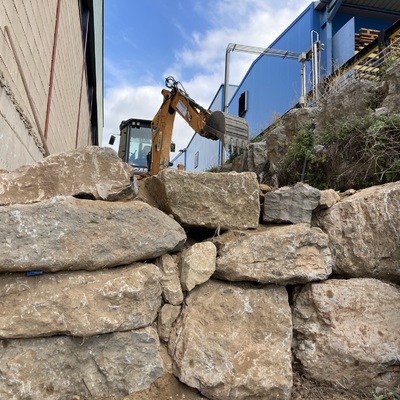 Construcción de muro de rocalla