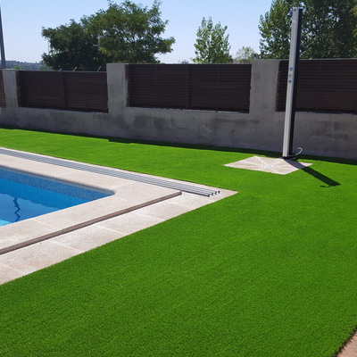 Construcción de piscina con cesped artificial modelo Diamante en perímetro