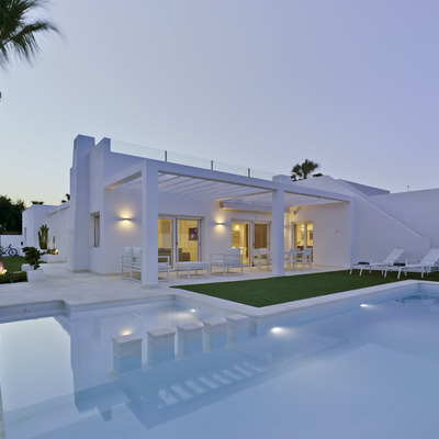 Construcción de piscina en vivienda residencial