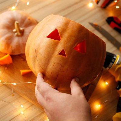 Cortar la cara de la calabaza