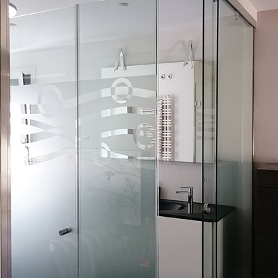 CORTINA DE CRISTAL DE ACCESO AL BAÑO 