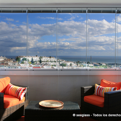 Cortina de cristal en terraza con vistas mar