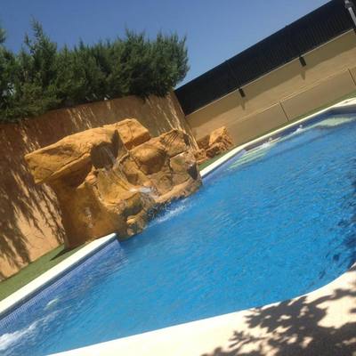 Rehabilitación de chalet y creación de piscina con mural tematizado.