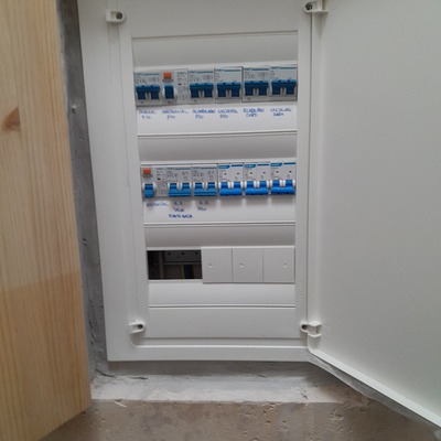 Renovación de un cuadro eléctrico en un chalet en el campo.