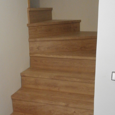 Escaleras de tarima con escalón de Mamperlán