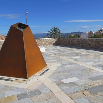 Cuarcita Orient Oro CUPA STONE en el pavimento de la Estación de Alhaurín el Grande (Málaga)