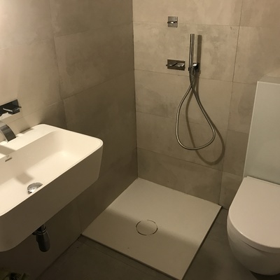 CUARTO DE BAÑO CON ULTIMO MODELO DE SANITARIOS Y GRIDERIA