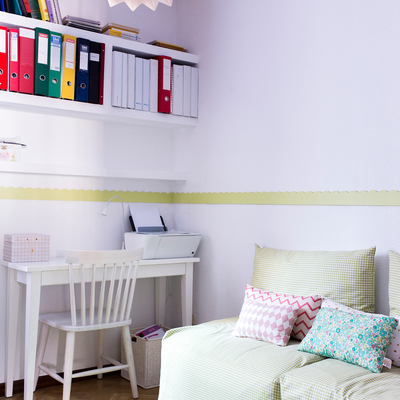 Cuarto infantil con zona de estudio y almacenaje extra