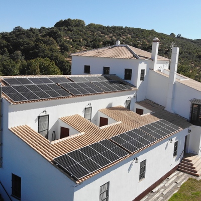 Instalación solar fotovoltaica de autoconsumo para casa de turismo rural