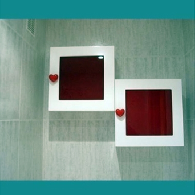 Cubos blancos con cristal rojo y tiradores especiales