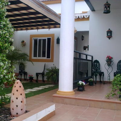 Decoración en jardín lateral y entrada