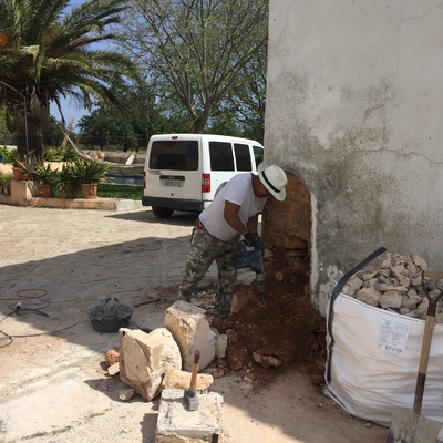 Ampliación de Parking. Derribo de muros para apertura de puerta y fabricación de puerta corredera