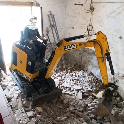 Derribo en interiores de vivienda con máquina pequeña.