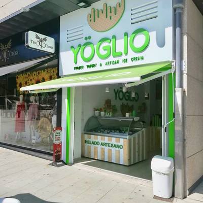 Proyecto de cambio de identidad e imagen de las franquicias Yoglio en local situado en Sanxenxo
