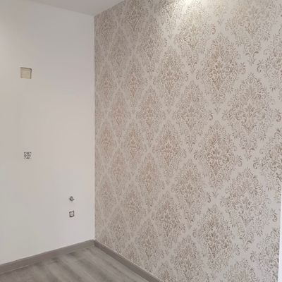 Trabajo con papel pintado. Empapelado