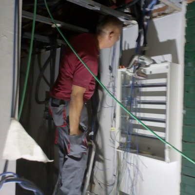 Instalación cuadro eléctrico local
