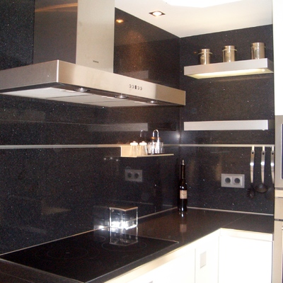 Detalle accesorios (barras, estantes iluminados,..)