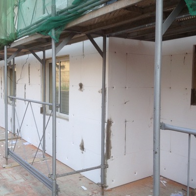 Aislamiento termico en fachadas y terrado, en edificio aislado de Santa Coloma de Gramanet en Barcelona