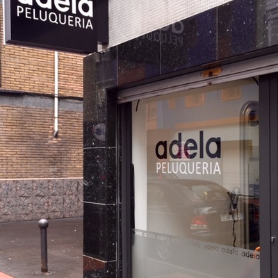 Detalle banderola y vinilos fachada