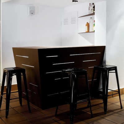 Detalle barra en acero corten retroiluminada