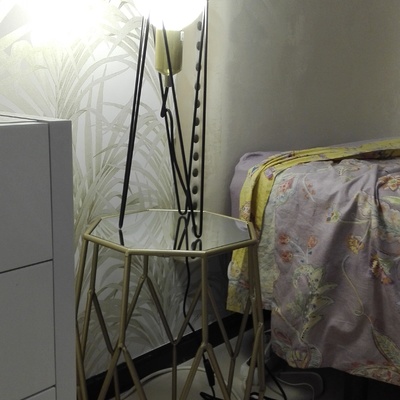 DETALLE CABECERO, MESITA  Y LÁMPARA