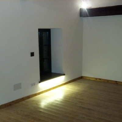 Detalle de iluminación led bajo ventanas