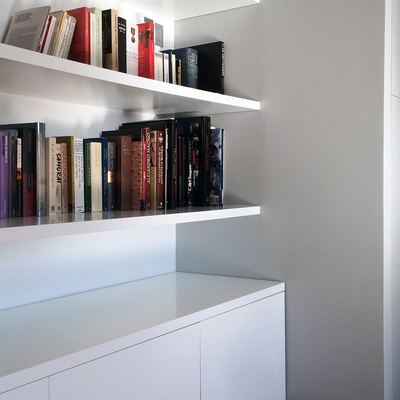 Detalle de la librería y mueble inferior