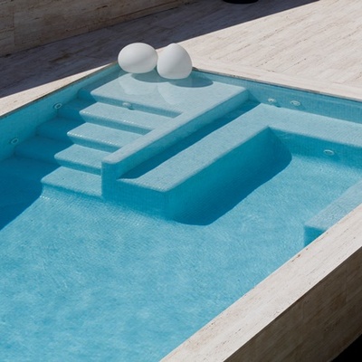 Detalle de las escaleras de acceso y el banco de reposo