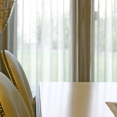 Detalle de las sillas del comedor.