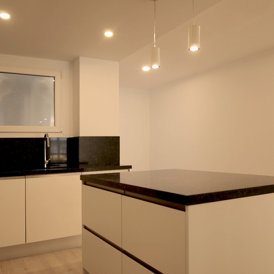 Detalle de módulos bajos e isla