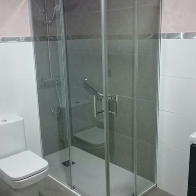 Detalle de placa ducha, mamapra y paredes