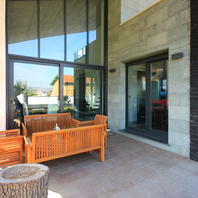 Detalle de porche en salón y cocina