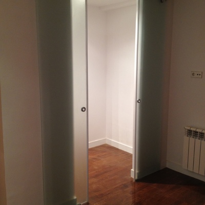 Detalle de puertas correderas de cristal