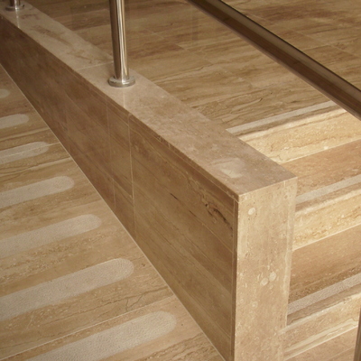 Detalle de la rampa y el murete.